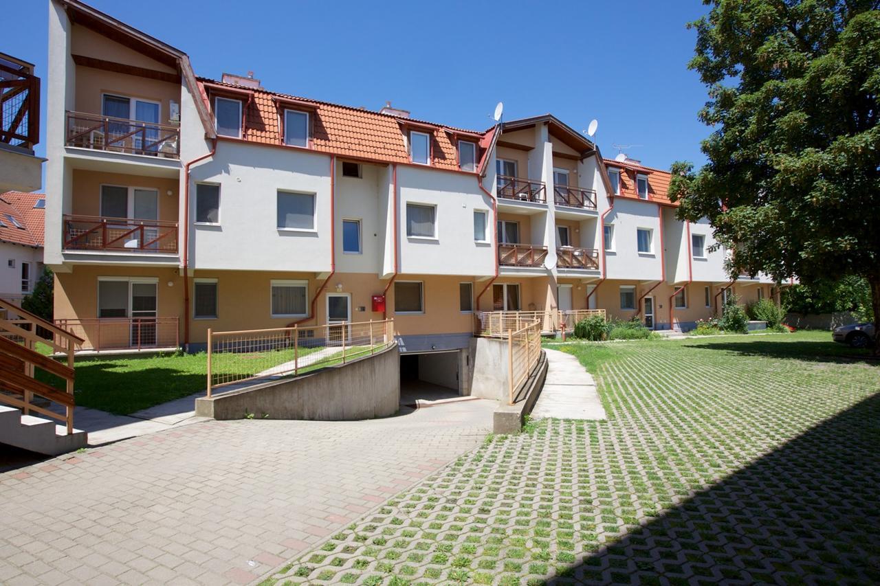 Zoli Apartmanok-Anita Koelcsey 34-36 Hajduszoboszlo Bagian luar foto