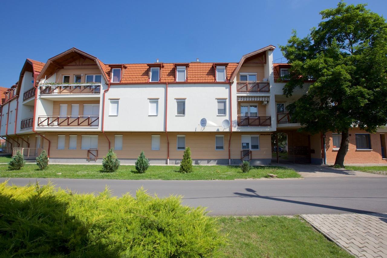 Zoli Apartmanok-Anita Koelcsey 34-36 Hajduszoboszlo Bagian luar foto